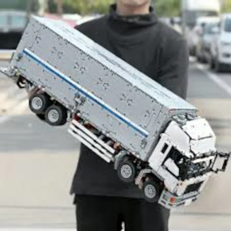 Discover the ultimate wing body truck made of building blocks, a Japanese masterpiece. MouldKing Mould King 13139