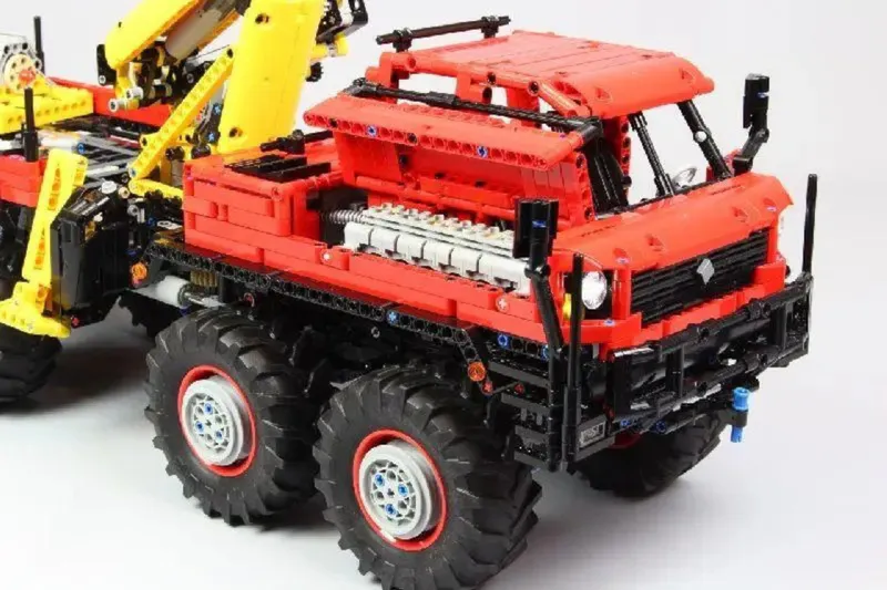 Behold the impressive Toy Code 13146 from Mould King! This massive articulated logging truck, made entirely of building blocks, is a marvel of construction and design.