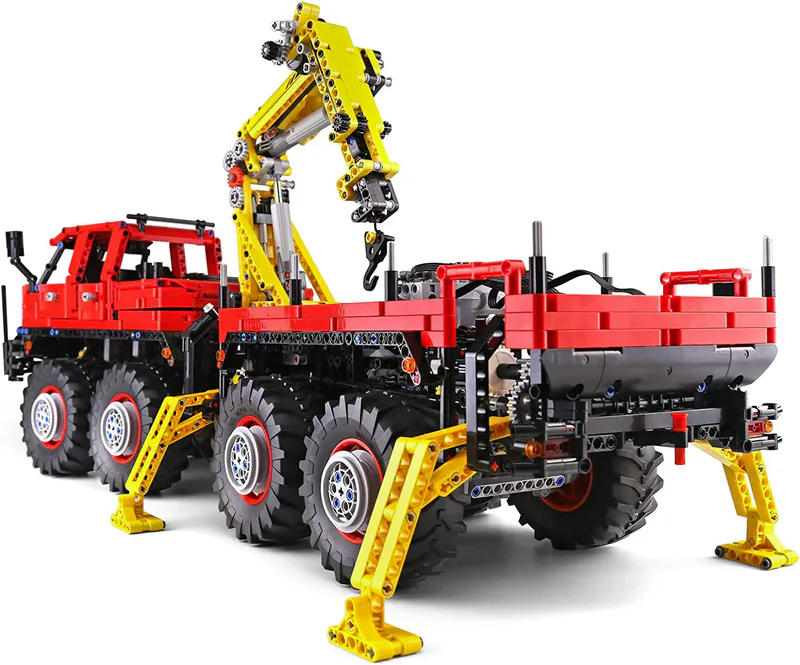 Behold the impressive Toy Code 13146 from Mould King! This massive articulated logging truck, made entirely of building blocks, is a marvel of construction and design.
