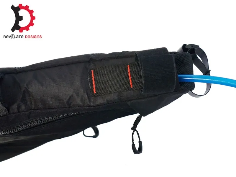 Revelate Designs Ripio - hydration tube exit