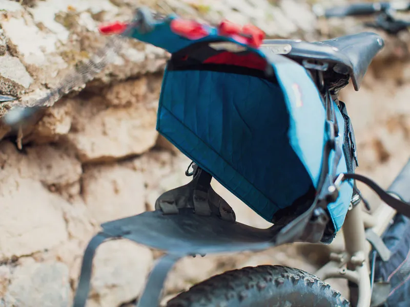 Revelate Designs Terrapin 14L - Holster installed