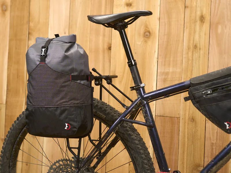 Revelate Designs Portage Pannier 14L installed
