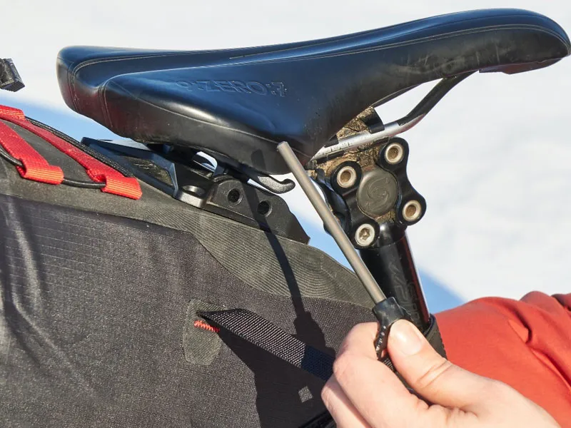 Revelate Designs Spinelock 16L installation