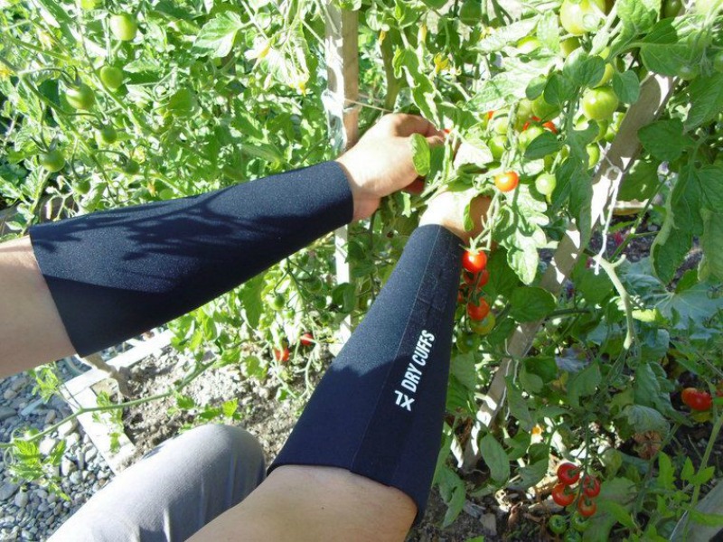Dry cuffs for protecting forearms when gardening