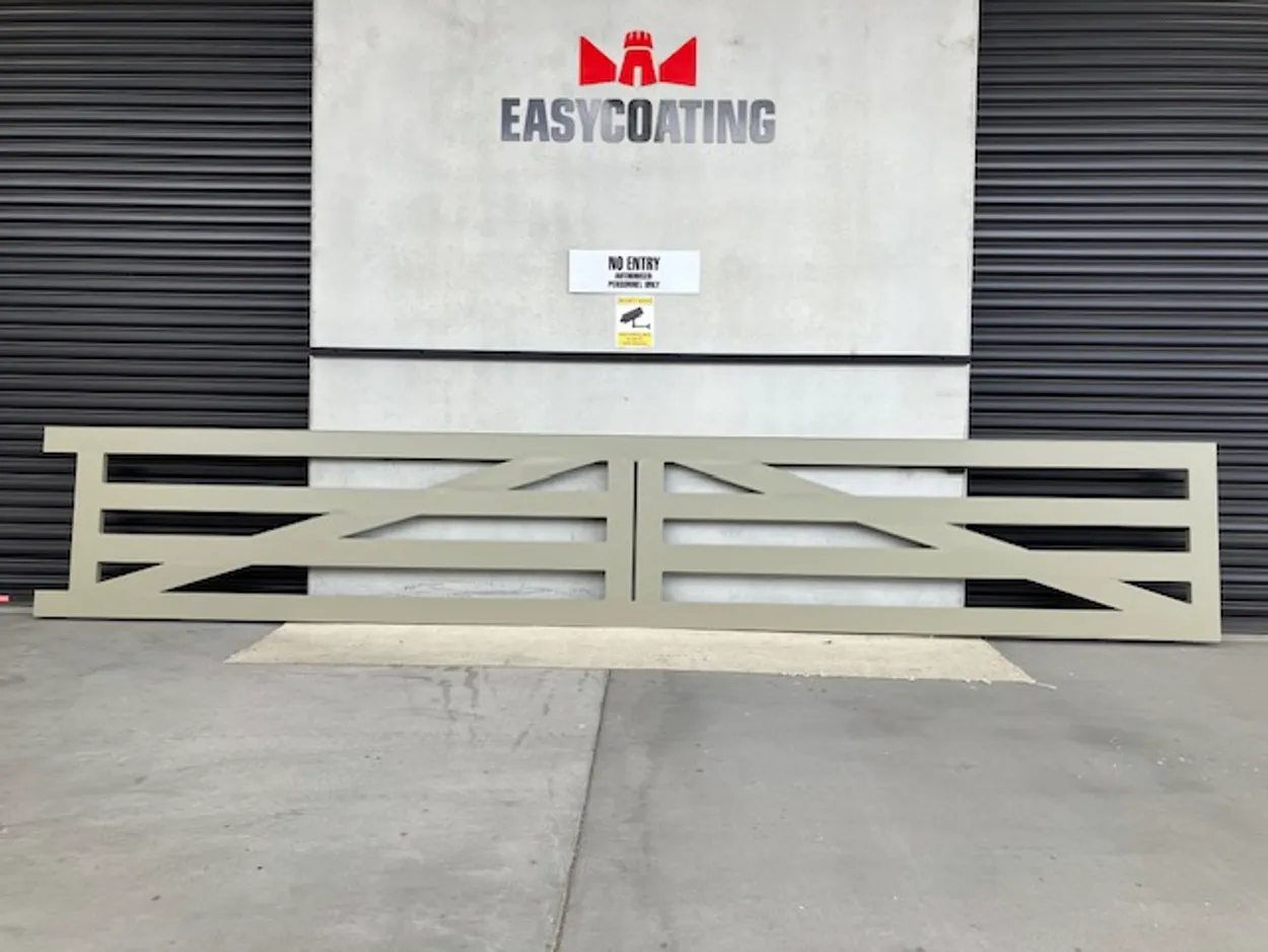 Lifestyle - Post and Rail look - sliding gate by EasyGate