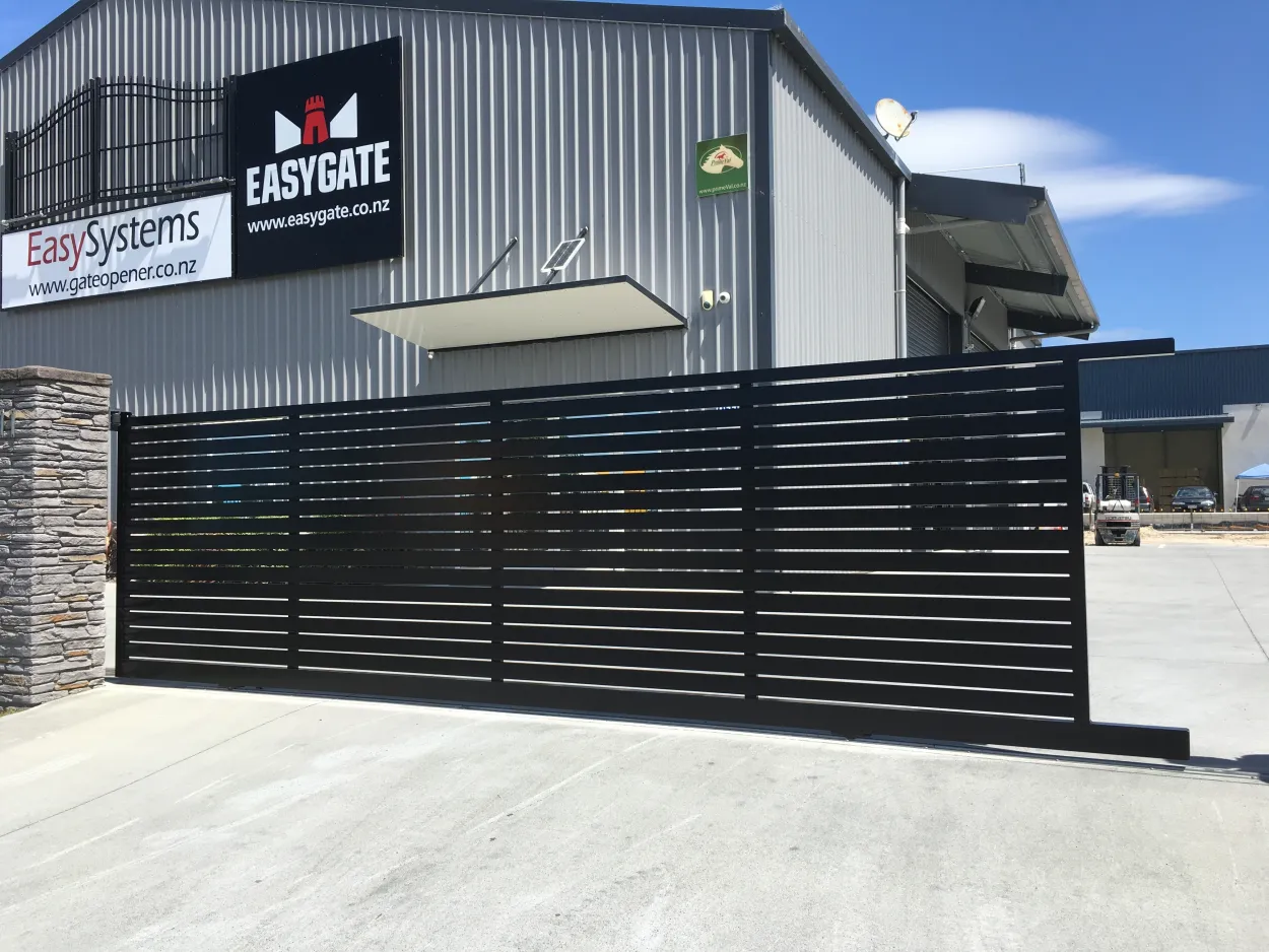 Slat sliding gate - horizontal slats with 10mm gaps