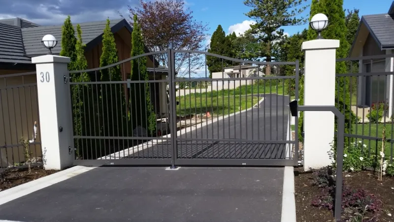 Chateau Double Swing on pillars