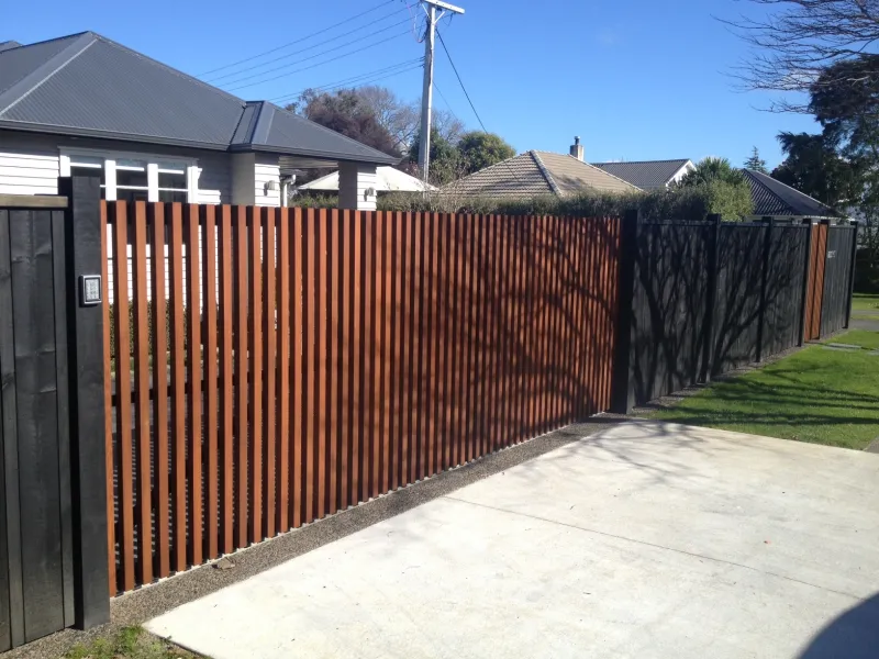 EasyGate aluminium basic frame, customer added own wooden vertical slats