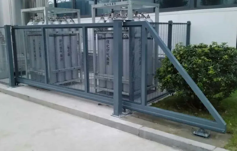 The distinctive bracing diagonal of a Cantilever gate