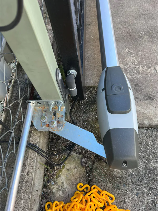 Example of Adaptor been used between the Mastiff automation arm and Mastiff post bracket