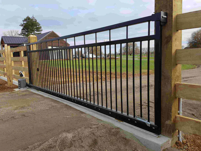 Manor design sliding gate with automation