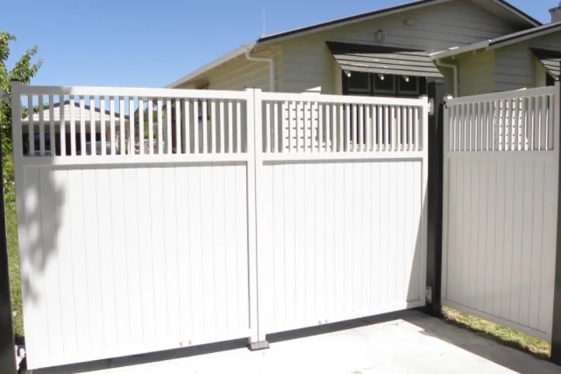 An example of customised options that can be built by EasyGate - this one combines tongue and groove with pickets at the top.