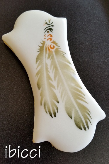 ibicci decorated cookie showing Tribal feather stencilled in 3 colours