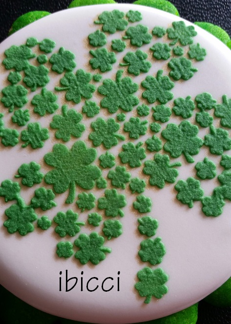 Closeup of ibicci cookie using the Clover stencil in Green royal 