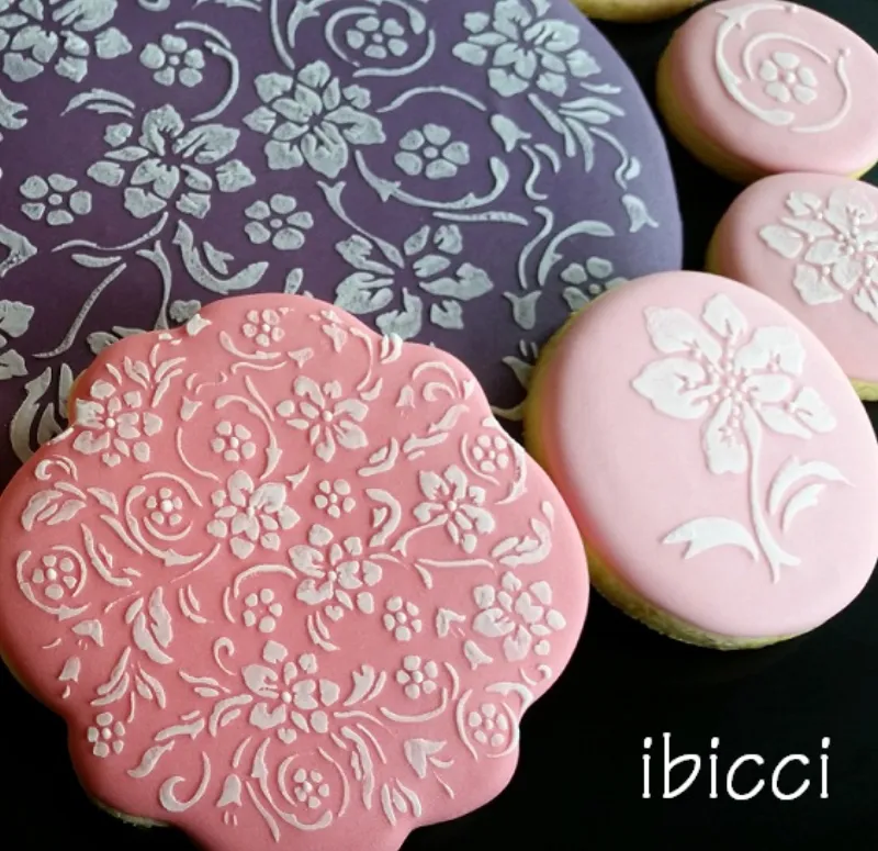 ibicci Lace Circle stencil shown on a plaque cookie