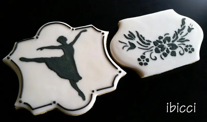 ibicci Lace Swag stencil on a plaque cookie