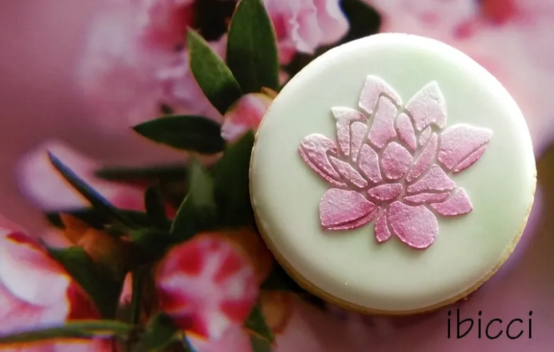 ibicci Small Lotus flower Stencilled and airbrushed 3" cookie