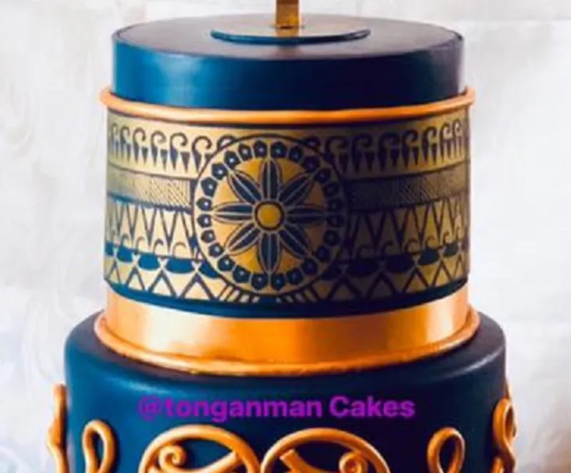Etu's stunning cake using the Rarotongan Panel Mesh stencil - Closeup