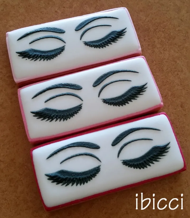 ibicci cookies using Eyelashes stencil