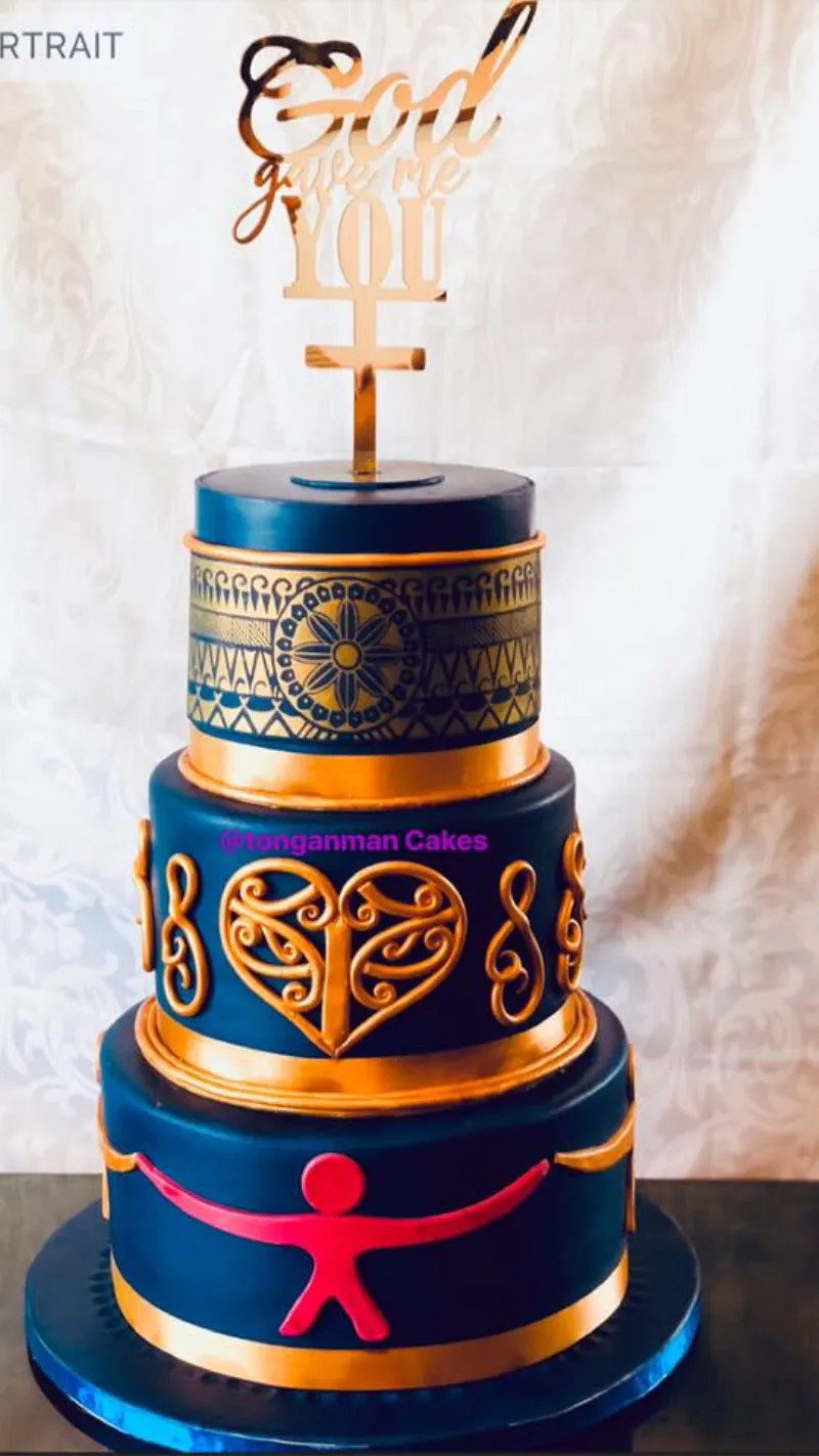 Etu's stunning cake using the Rarotongan Panel Mesh stencil - Closeup