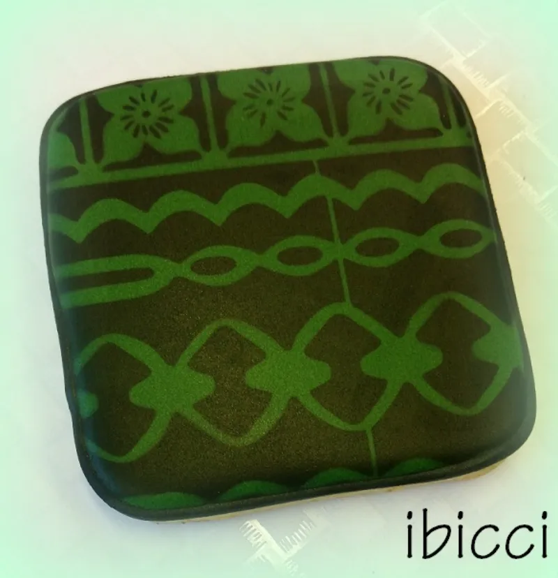 ibicci cookie using the Fijian Tapa with flowers cake stencil