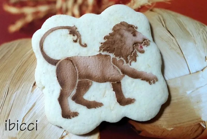 ibicci Stencilled and airbrushed Lion cookie