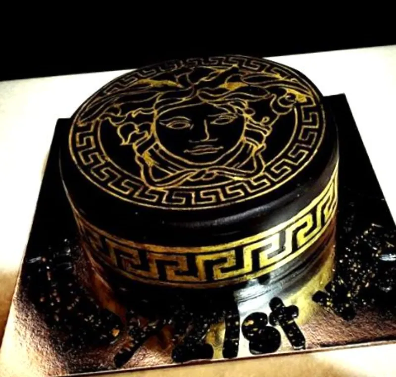 ibicci Versace Medusa cake done by client showing the Greek Key border