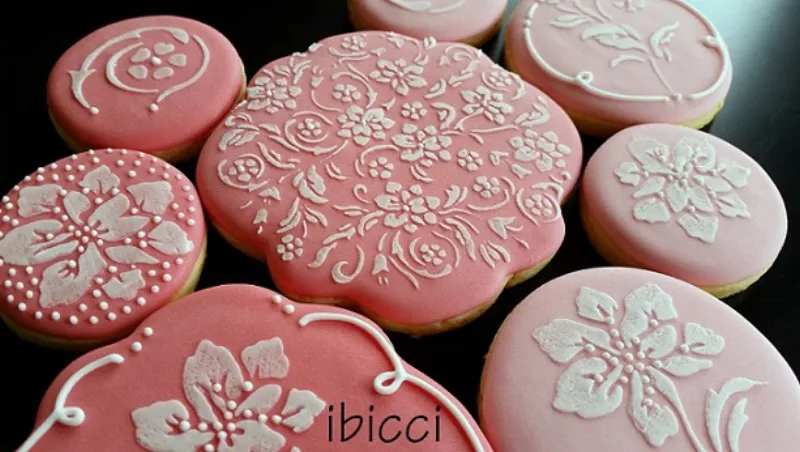 ibicci cookies stencilled with Lace Flowers stencils