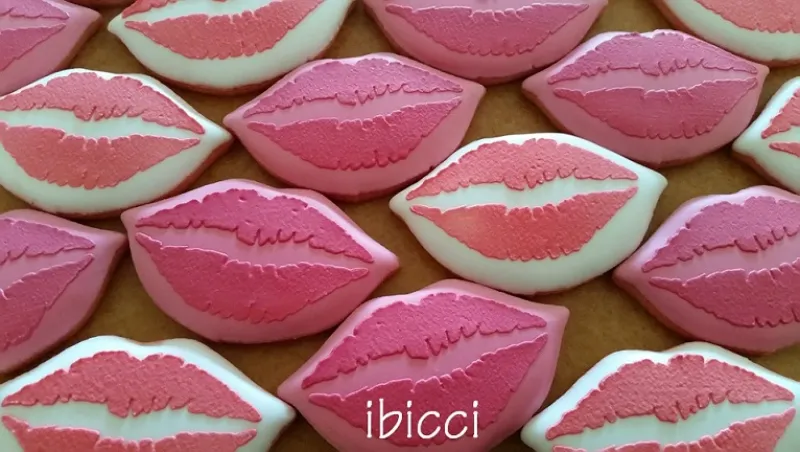 ibicci Raspberry & Strawberry flavoured Kiss Cookies