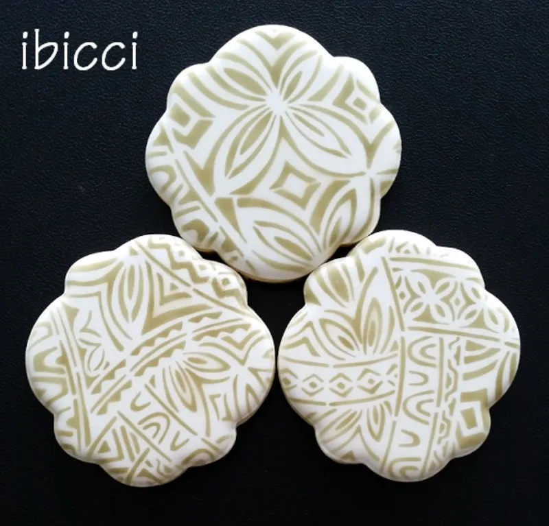 ibicci cookies airbrushed using the Polynesian Wedding cookie stencils