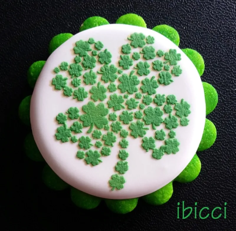 ibicci Clover cookie using the Clover stencil in Royal icing