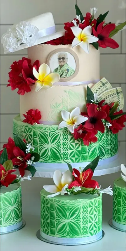 Stiletto Studio cake using the ibicci BL Grandma Polynesian 4" stencil