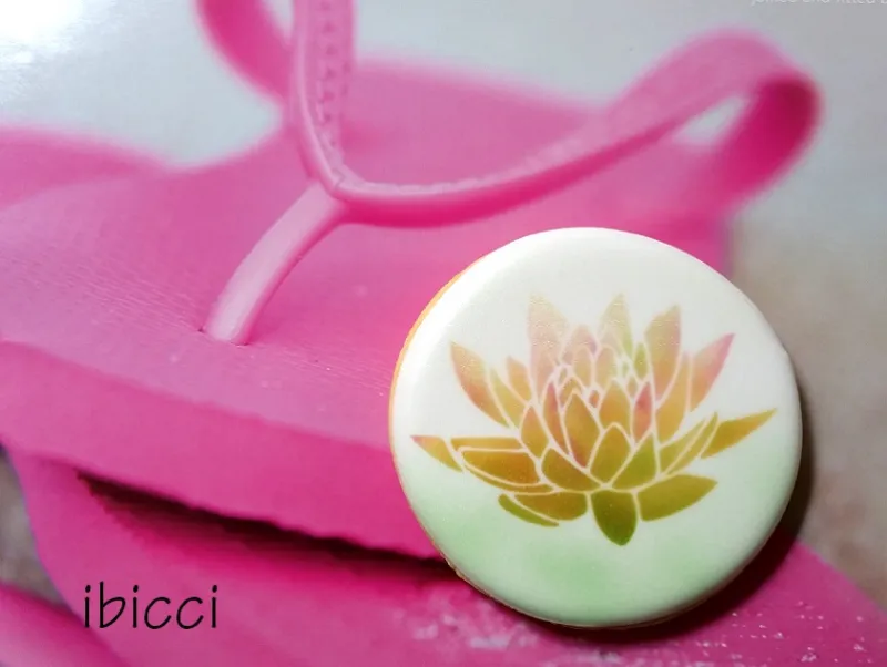 ibicci Large Lotus flower airbrushed 3" cookie