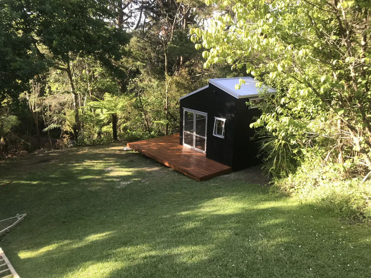 Cabins and Baches - Townhouse Cabin located in West Auckland