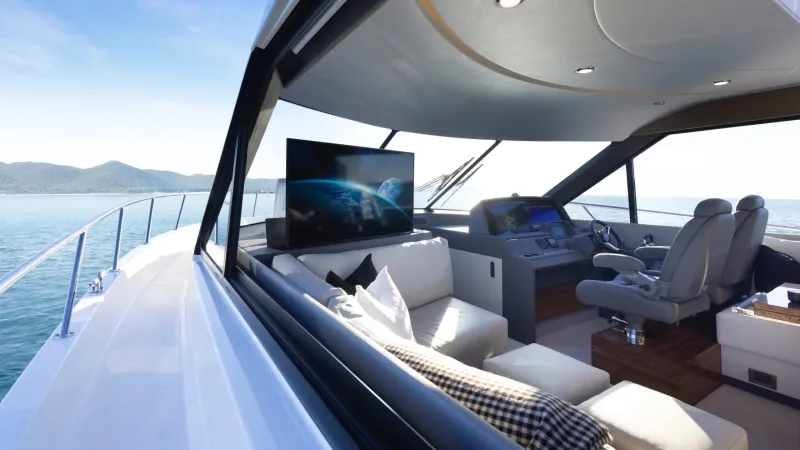 Maritimo S55 Luxury Motor Yacht saloon