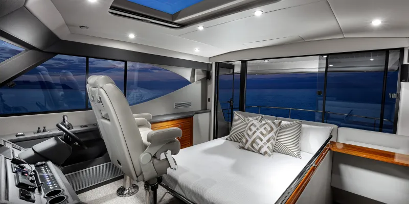 Maritimo M51 Flybridge bed