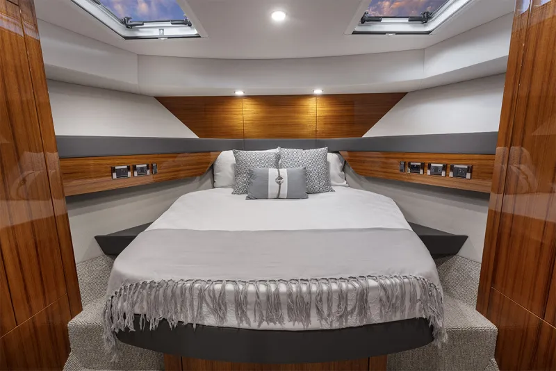 Maritimo M64 Forward cabin