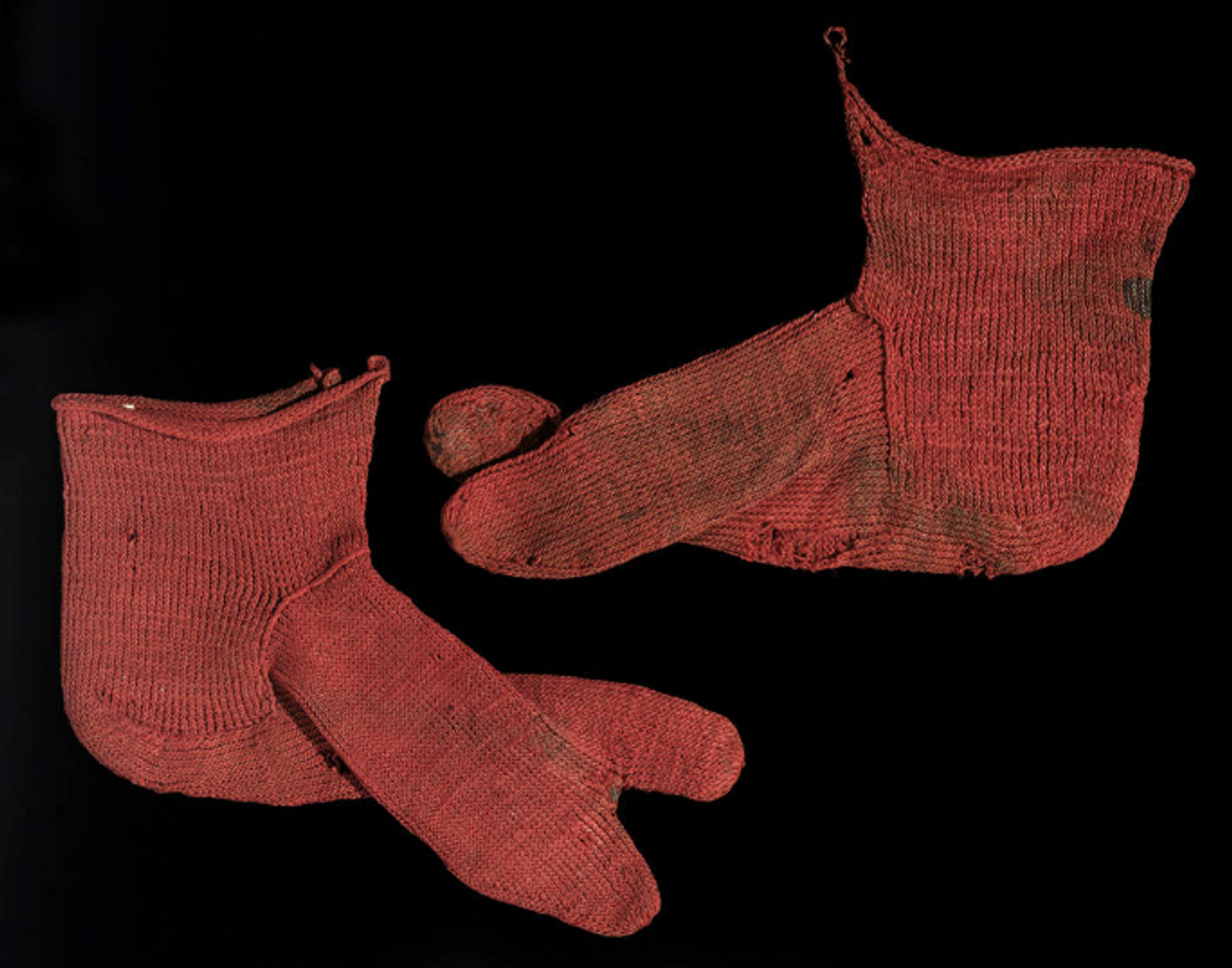 Ancient socks. Photo taken from the site: https://www.vam.ac.uk/articles/the-history-of-hand-knitting