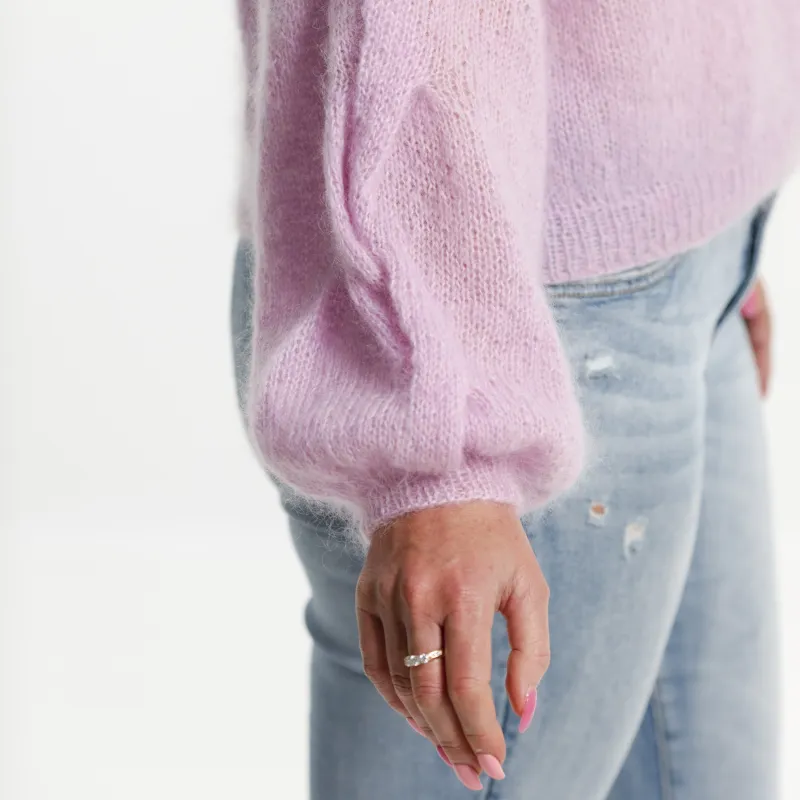 Draped cuff of a mohair knitting pattern with a soft braid (cable) on the sleeve