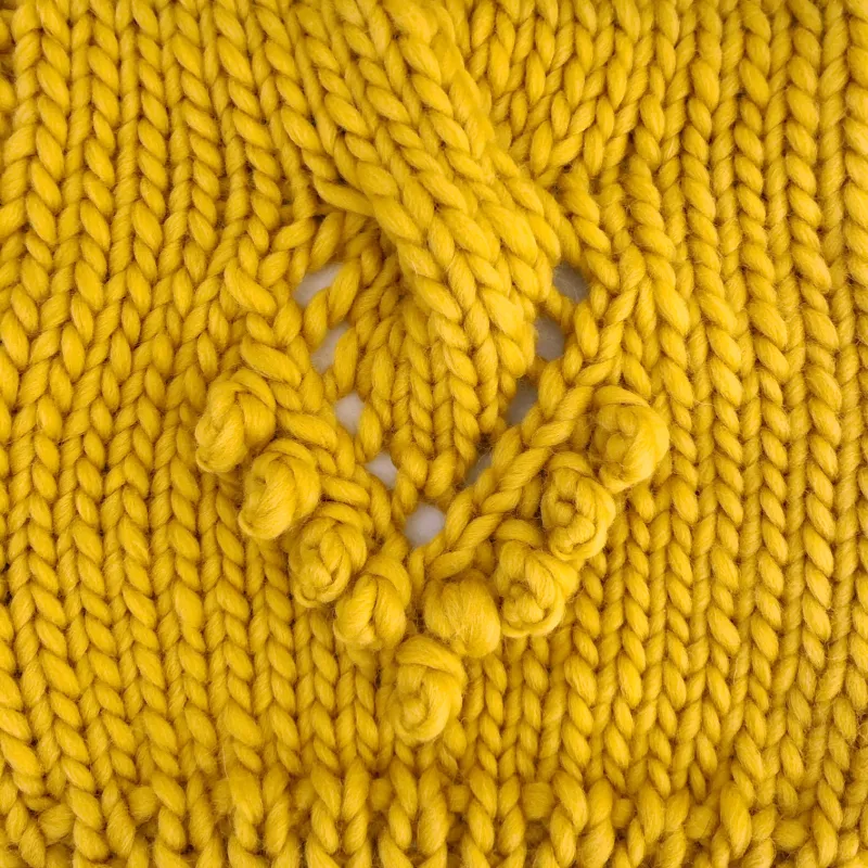 Lace bobbles knitted motif