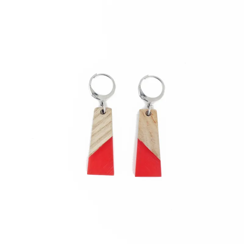 Wooden and red acrylic knit stitch markers in an obelisk shape.