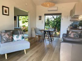 A peaceful and stylish 35 sq metre suite set amongst the sub tropical gardens with views of Tauranga Bay and Wall Island to the north, and to the south glimpses of 9 Mile beach and the Tasman Sea through the native trees. 